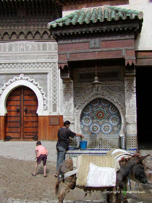 Fontana Nejjarine e la porta di Fondouk, Fes - Marocco