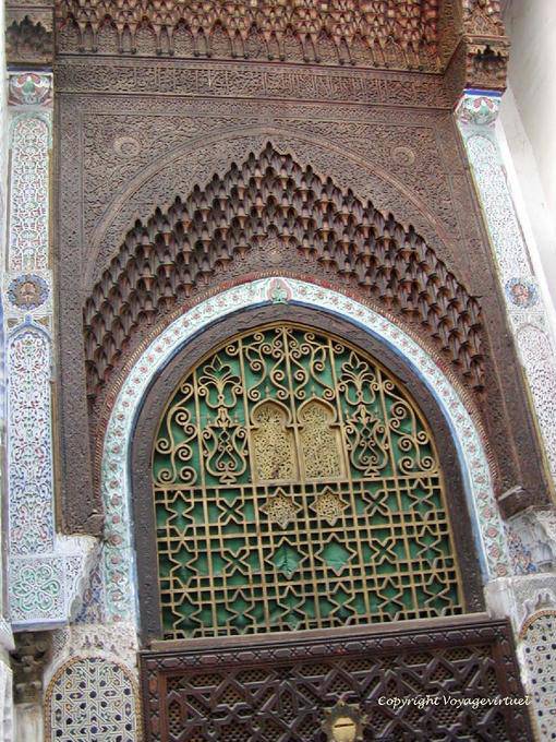 Top della porta di legno intagliato con muqarnas arco, Fes - Marocco