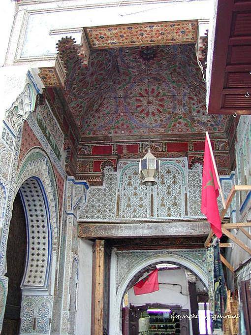 Decor in legno colorato e stucco nella medina di Fez - Marocco