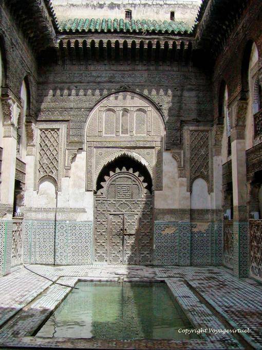 Il patio e il bacino del Sahrij Medersa, Fès - Marocco