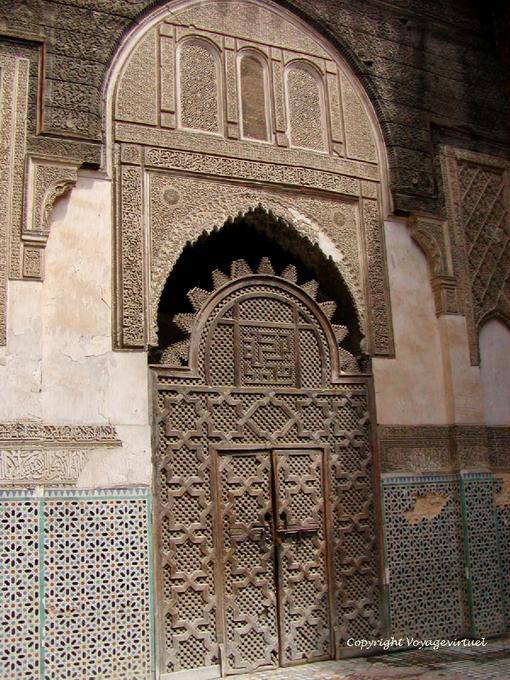 Una porta di legno intagliato e stucco Sahrij Medersa, Fès - Marocco