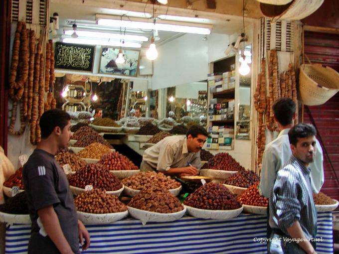 Il mercante di fichi e datteri nel souk, Fes - Marocco