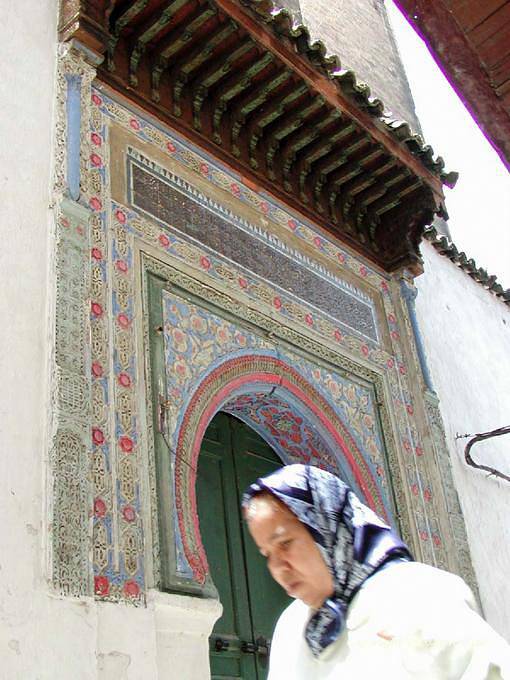 Volto di fronte a un cancello multicolore Fes - Marocco