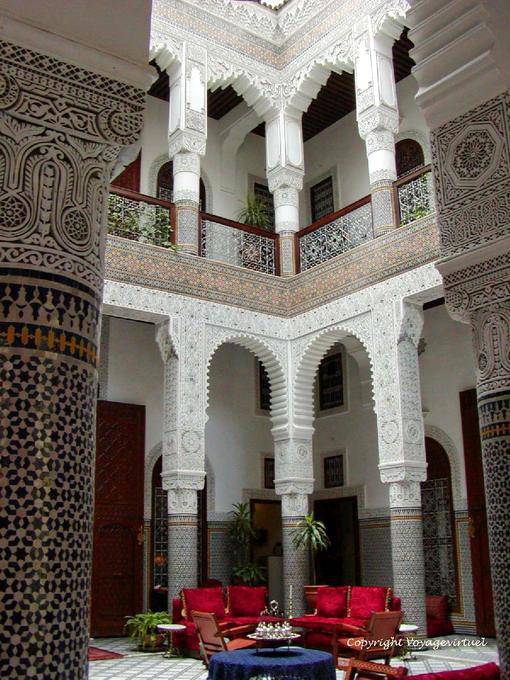 Colonne di stucco e zelliges Patio marocchino palazzo Riad Fes - Marocco