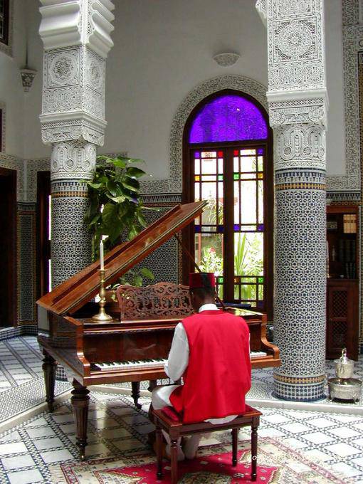 Un pianoforte a coda nel cortile di un palazzo, Fez - Marocco