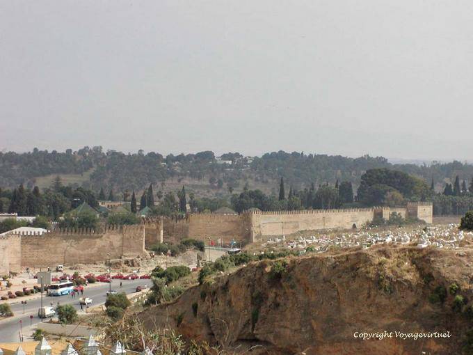 Muri, pareti e vista tombe del cimitero di Bab Mahrouk, Fes - Marocco