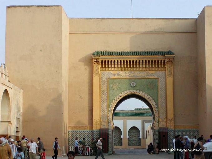 Una delle porte del Palazzo Reale, di fronte al vecchio Méchouar, Fes - Marocco