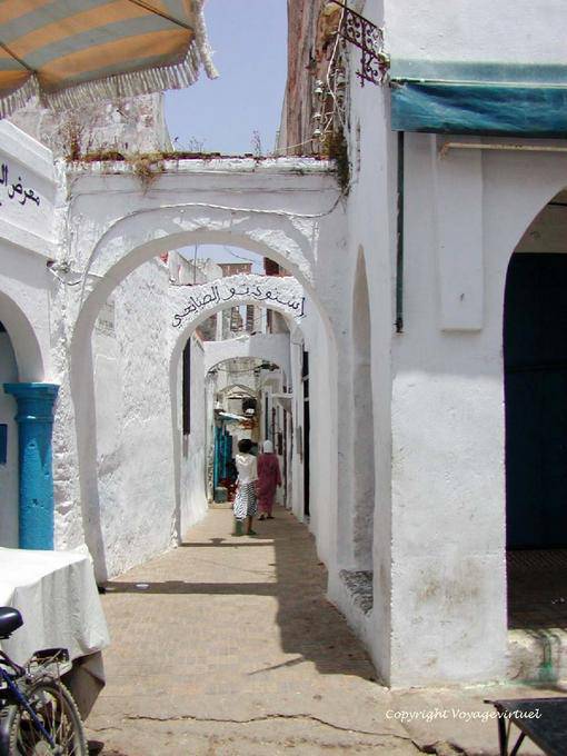 Mantenendo archi in un vicolo, Medina, Larache - Marocco