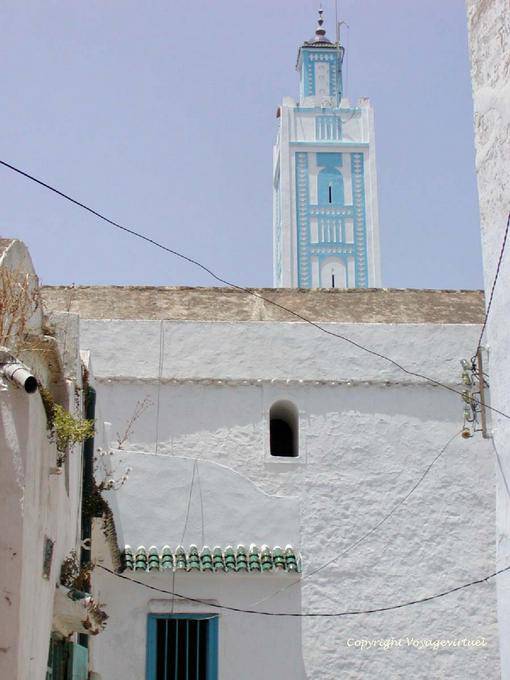 Il minareto blu e bianco di una moschea nella medina, Larache - Marocco