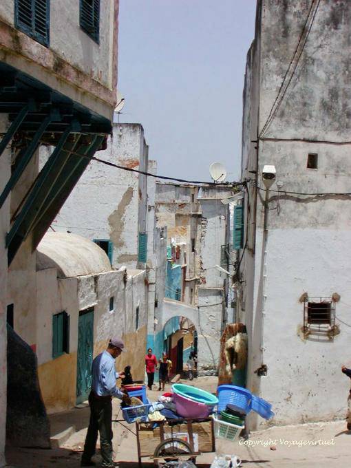 Peddler in un vicolo nella Kasbah, Larache - Marocco