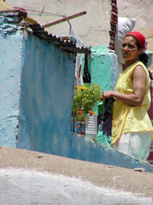 Un residente di mettere i suoi vestiti ad asciugare, Larache - Marocco
