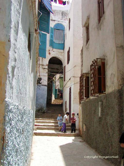 Scale e arco nella vecchia medina, Larache - Marocco