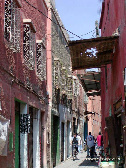 Street a Medina con le finestre coperte con ferro battuto, Marrakech - Marocco