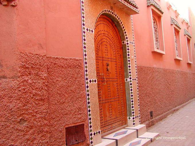 Declinazione arancione su una strada, Marrakech - Marocco