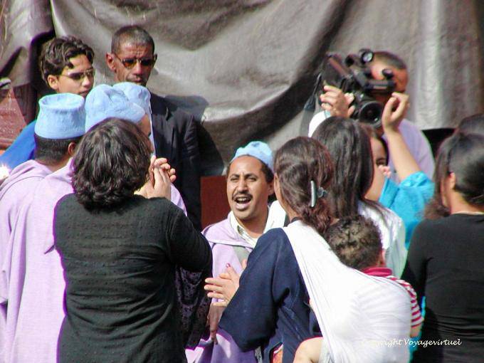 Canto e danza di improvvisazione in una strada, Marrakech - Marocco