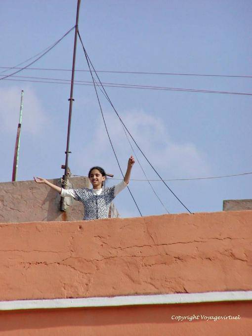 La gioia della ragazza su un tetto, Marrakech - Marocco