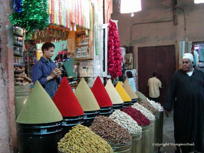 Etal tipico spezia a Place des Ferblantiers, Marrakech - Marocco