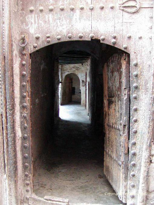 Porta e il passaggio nell'antica medina, Marrakech - Marocco