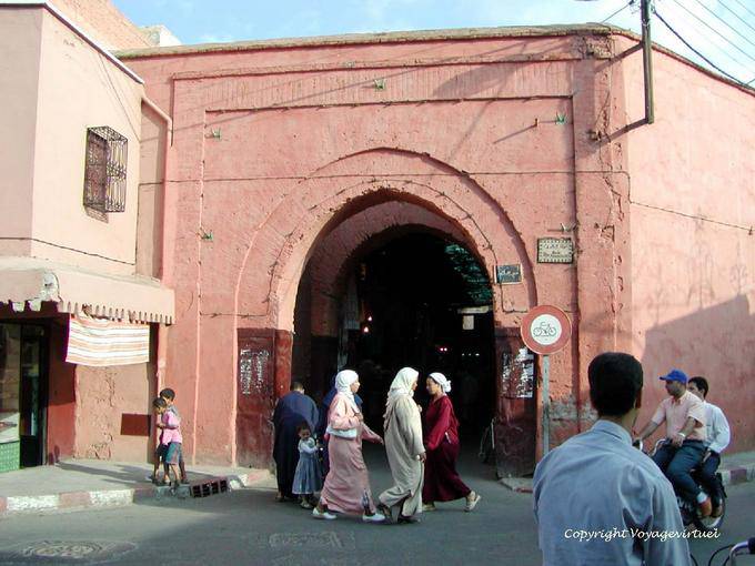 La porta d'ingresso in un souk coperto, Mellah, Marrakech - Marocco