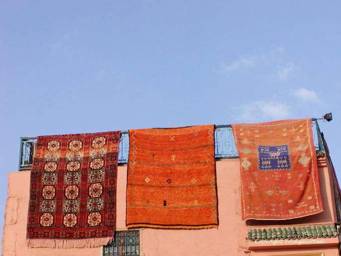 Presentazioni tappeto sul cielo di sfondo, Jemaa el Fna, Marrakech - Marocco