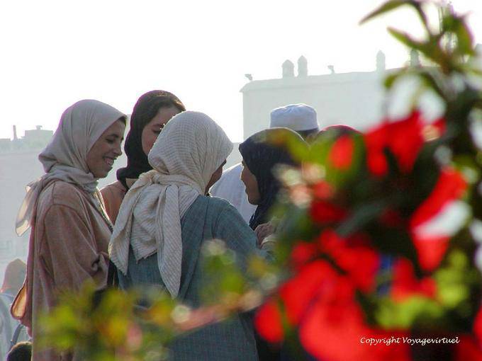 Pettegolezzo femminile nel fumo di Djemaa el Fna, Marrakech - Marocco