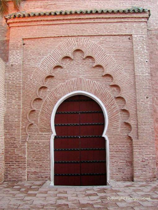 Una porta Koutoubia, rappresentante dell'arte almohade Marrakech - Marocco