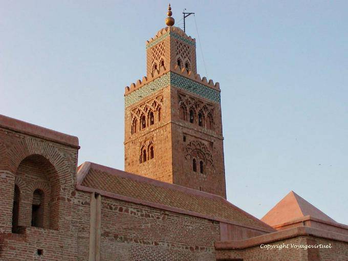 Contando le pareti e l'architettura del minareto della Koutoubia, Marrakech - Marocco