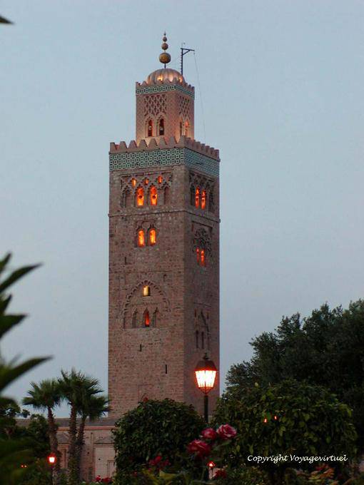 Illuminazione del minareto della moschea dei librai, Koutoubia, Marrakech - Marocco
