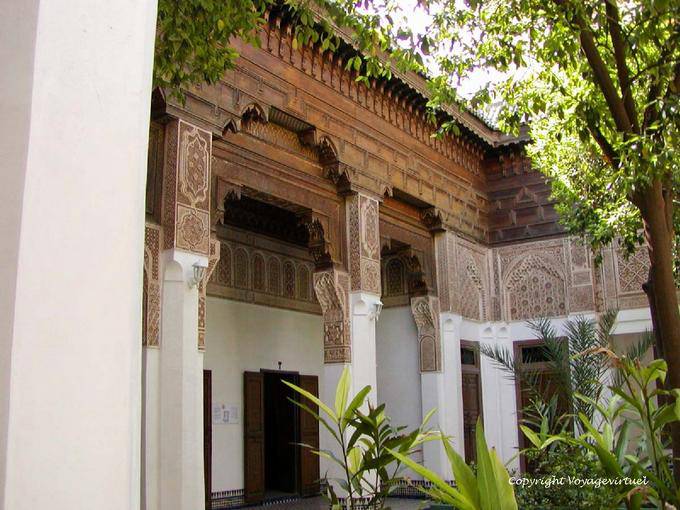 Colonne e travi di cedro che sostengono la galleria Petit Riad Bahia Palace, Marrakech - Marocco