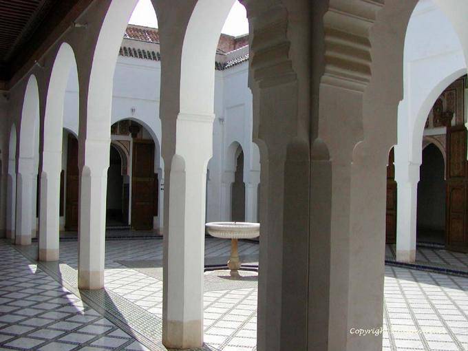 Piccolo lastricata di marmo e zelliges Corte con una fontana, Palazzo Bahia, Marrakech - Marocco