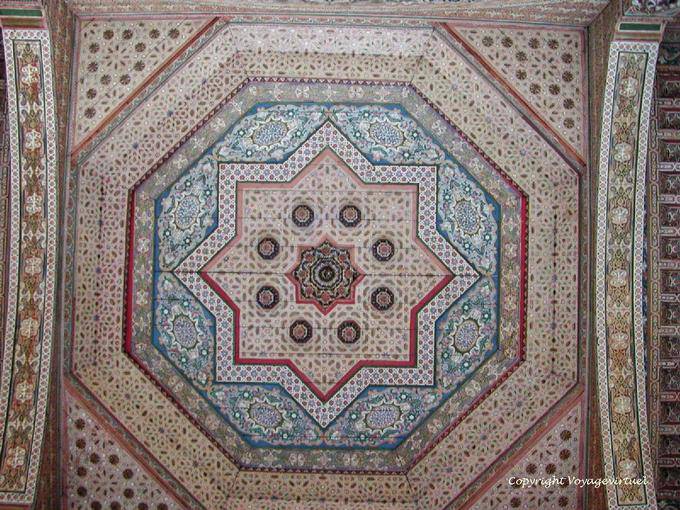 L'architettura orientale e soffitto dipinto, Palazzo Bahia, Marrakech - Marocco