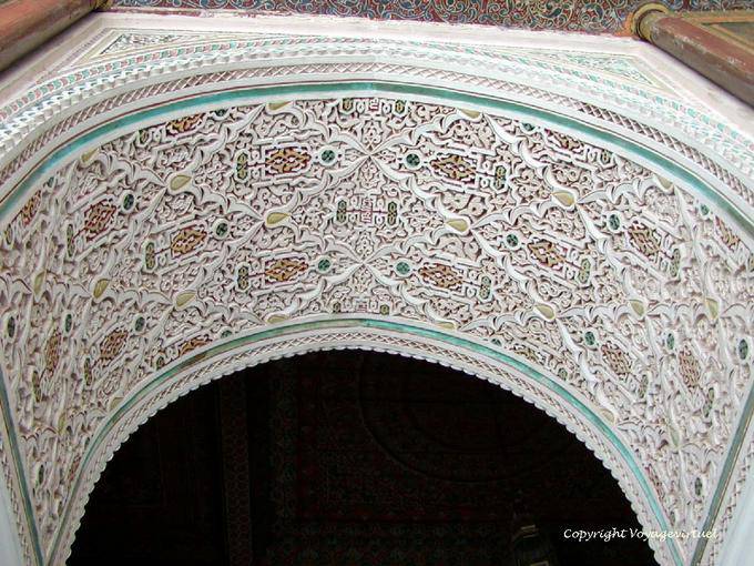 Stucco dipinto decorare l'arcata superiore da ingresso, Palazzo Bahia, Marrakech - Marocco