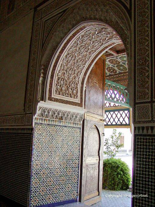 Decorato con stucchi e zelliges, passaggio di Palazzo Bahia, Marrakech - Marocco