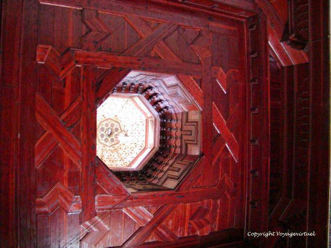 Dome al centro di un soffitto di cedro rosso, Palazzo Bahia, Marrakech - Marocco