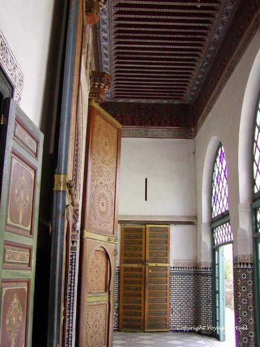 Soffitto e porte di una galleria del padiglione privato, Palazzo Bahia, Marrakech - Marocco
