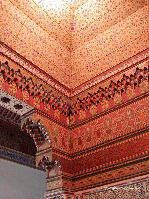 La ricchezza di dipinti su legno di faggio e di cedro, Palazzo Bahia, Marrakech - Marocco