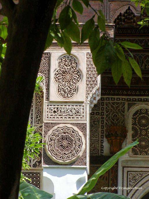 Alta colonna decorata con stucchi Petit Riad Bahia Palace, Marrakech - Marocco