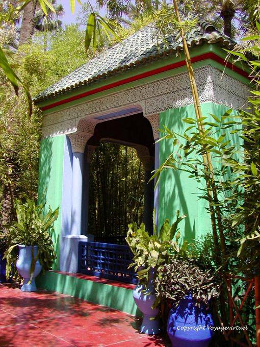 Kiosk scolpito in gesso sotto il bambù, Jardin Majorelle, Marrakech - Marocco