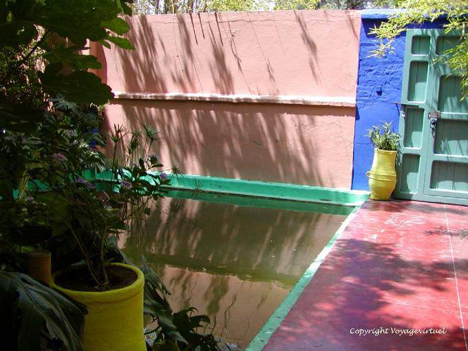 Multicolore armonia tra porta e lavabo, Giardino Majorelle, Marrakech - Marocco