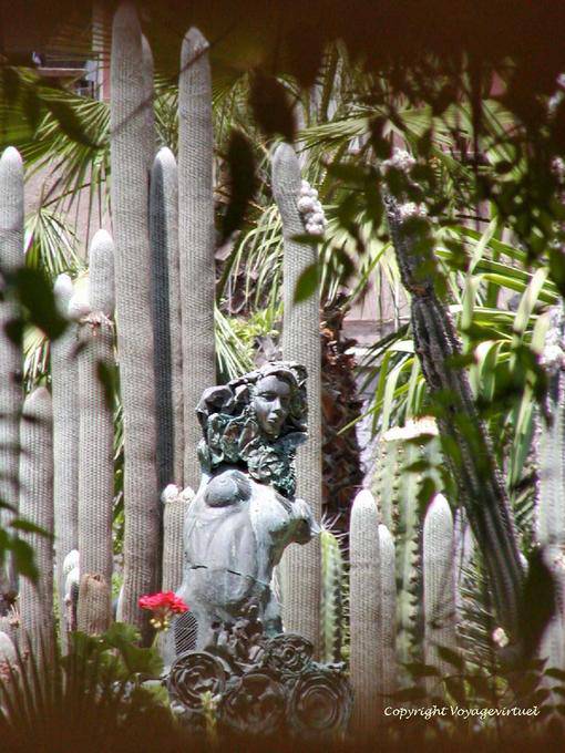Statua nel mezzo di cactus, Jardin Majorelle, Marrakech - Marocco