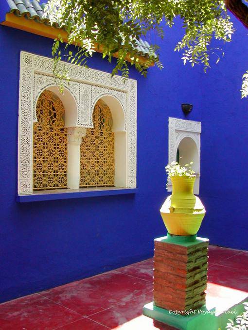 Finestra arabo-andalusa e l'armonia dei colori, Jardin Majorelle, Marrakech - Marocco