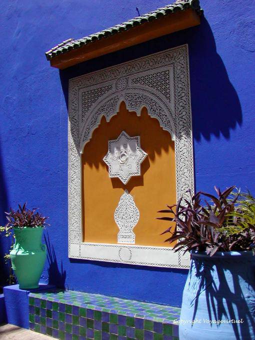 Stucco raffinato tra luce e ombra, il museo berbero, Jardin Majorelle, Marrakech - Marocco