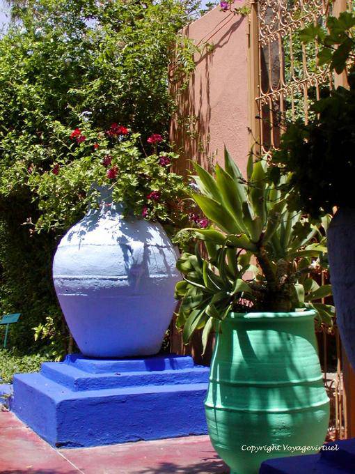 Colorati vasetti di terracotta, Jardin Majorelle, Marrakech - Marocco