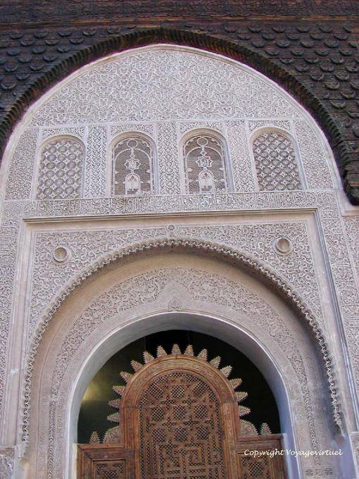 La parte superiore della porta che si apre sul cortile anteriore, Ben Youssef Madrasa, Marrakech - Marocco