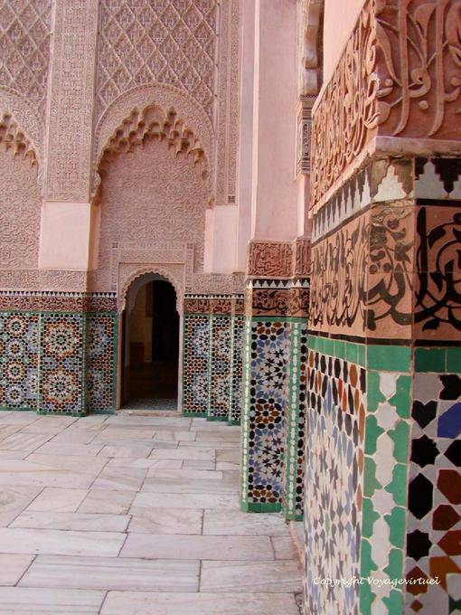 Pareti e zeliges muqarnas bassa cupola, cortile della Madrasa di Ben Youssef, Marrakech - Marocco