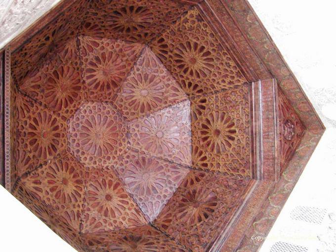 Soffitto cupola in legno di una nave, sala di preghiera, Ben Youssef Madrasa, Marrakech - Marocco