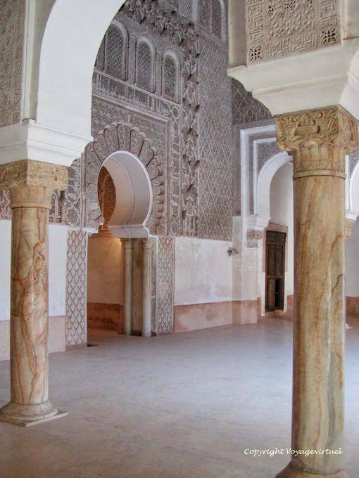 Marmo colonna della sala di preghiera e aperto il mihrab, Madrasa di Ben Youssef, Marrakech - Marocco
