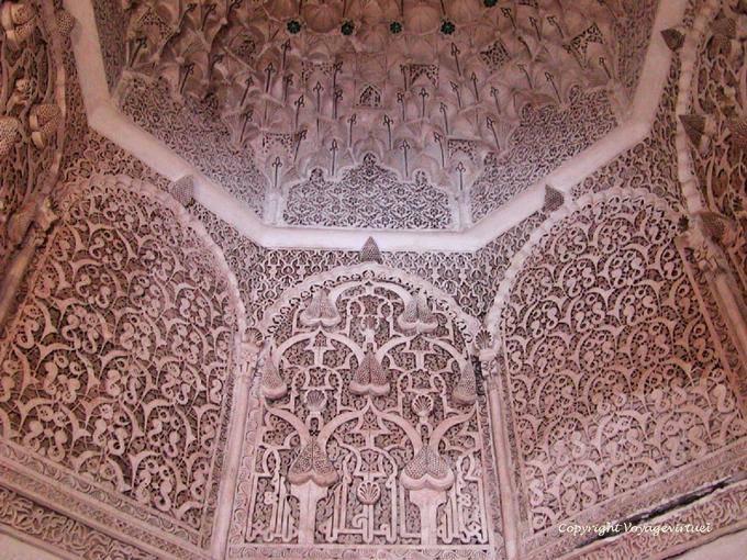Pareti e muqarnas gesso cupola del mihrab, Madrasa di Ben Youssef, Marrakech - Marocco