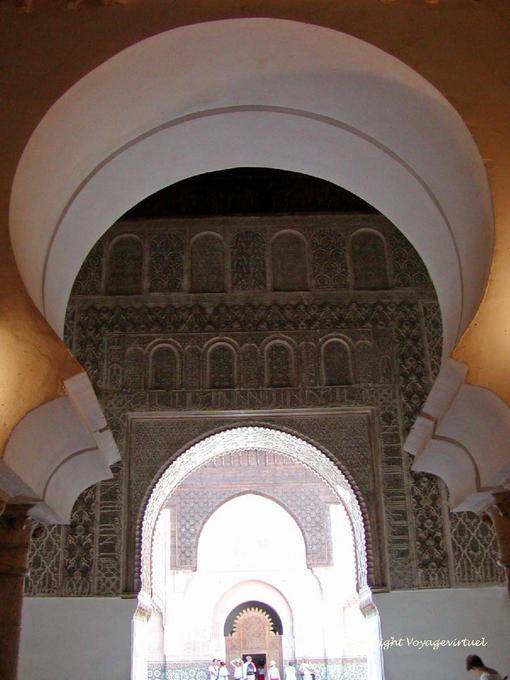 Dal momento che la sala di preghiera, l'asse verso il cortile e l'ingresso, Ben Youssef Madrasa, Marrakech - Marocco