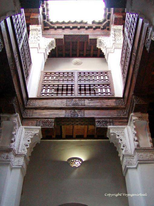 Pilastri a sostegno uno dei sette cortili interni, Ben Youssef Madrasa, Marrakech - Marocco